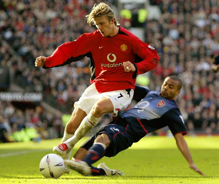 2003: Un contrasto con Ashley Cole durante Manchester United - Arsenal (Reuters)